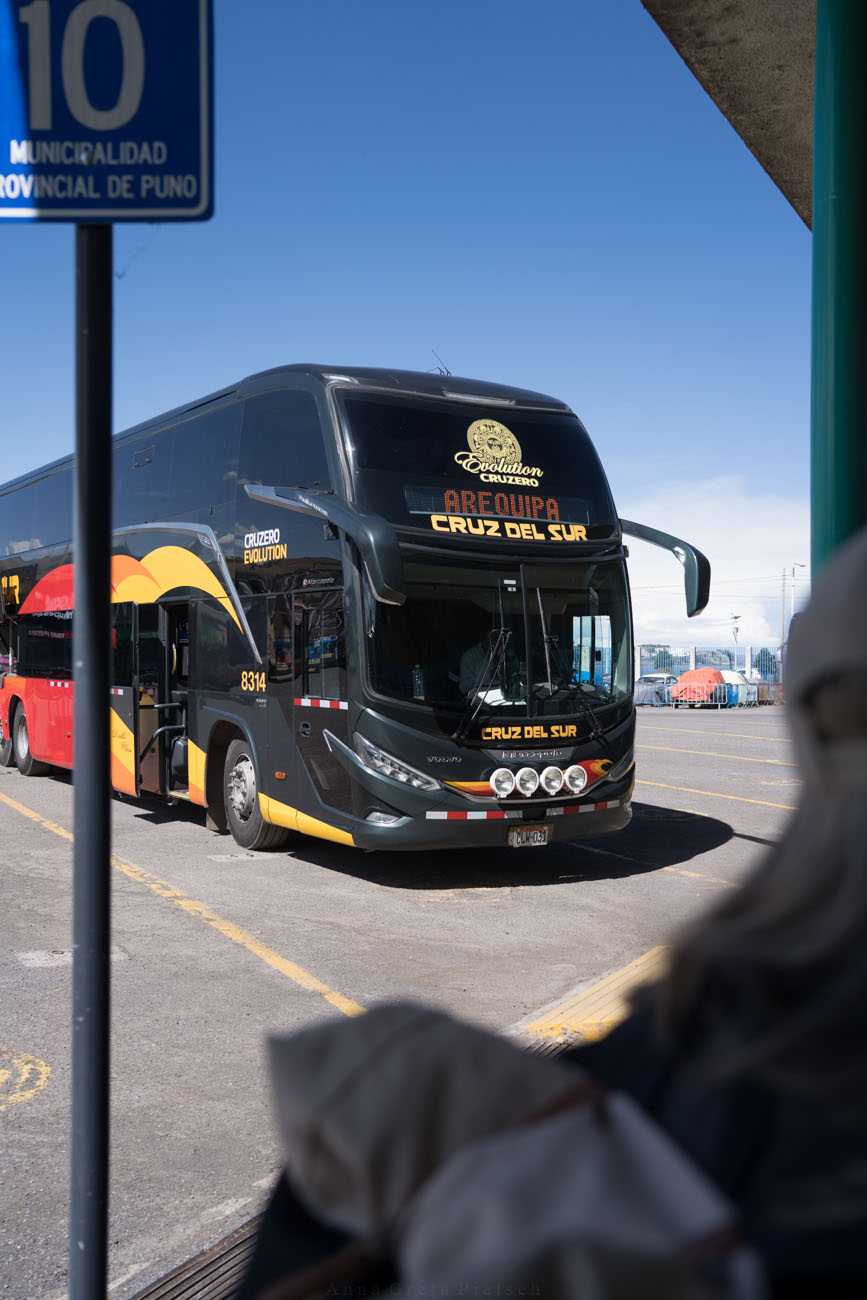 Ein schwarzer Doppeldeckerbus auf einem Parkplatz in Peru.