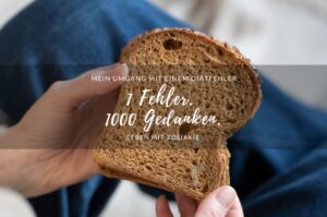 Eine Person hält eine Scheibe Brot in den Händen. Es handelt sich um den Beitrag einer von Zöliakie betroffenen Person, die aus Versehen eine glutenhaltige Brotscheibe gegessen hat.