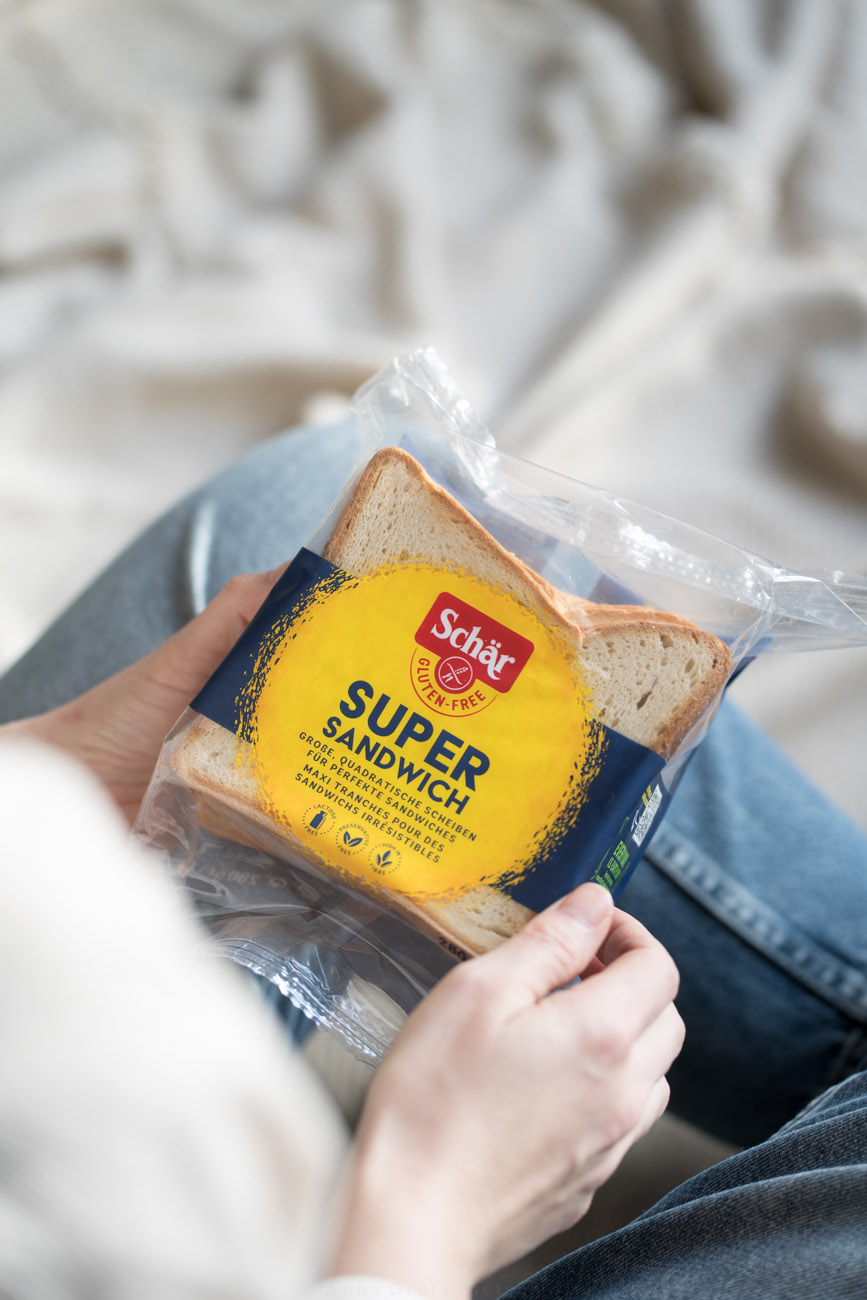 Eine Person hält eine Verpackung Super Sandwich in den Händen.