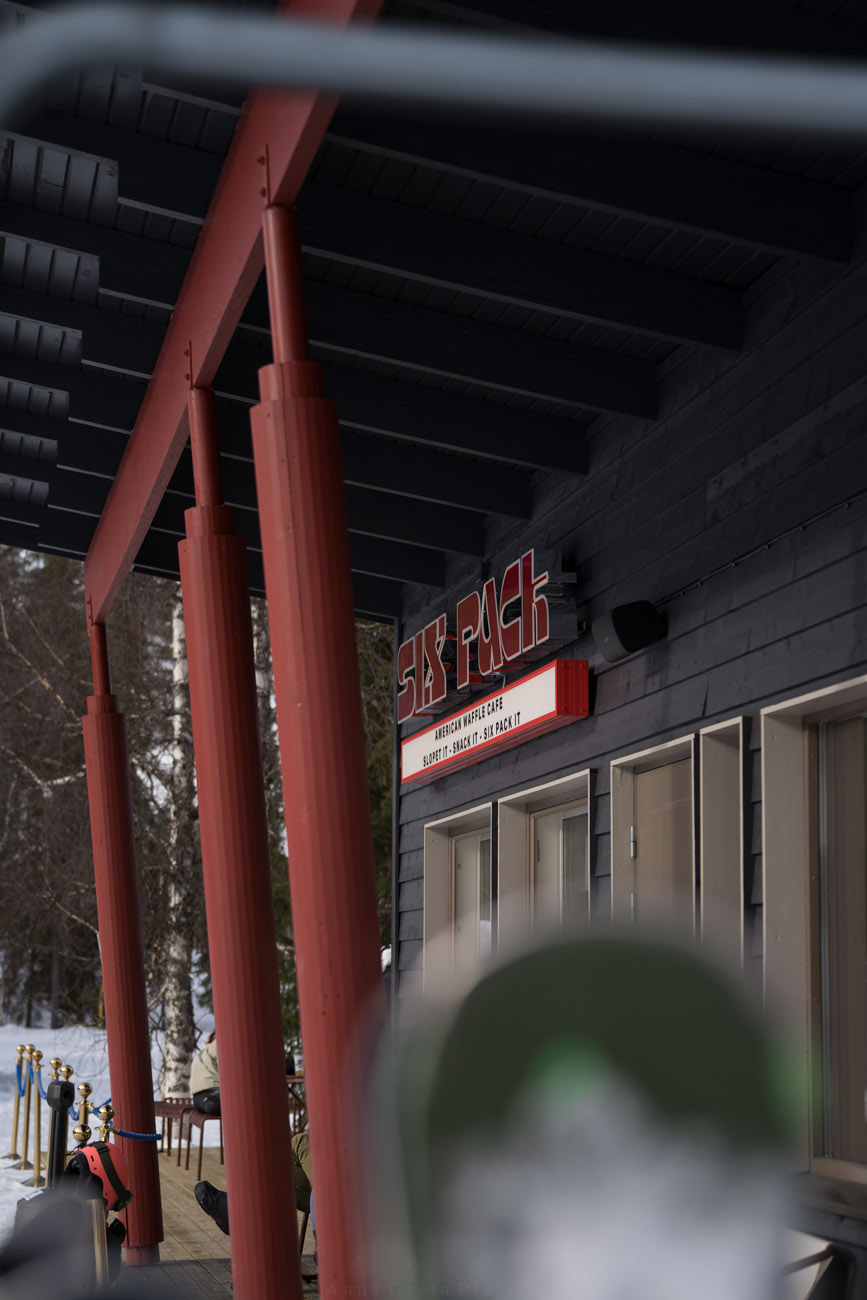 Die Außenansicht des "Six Pack" in Levi, Lappland. Ein  Restaurant/Diner direkt an der Piste.