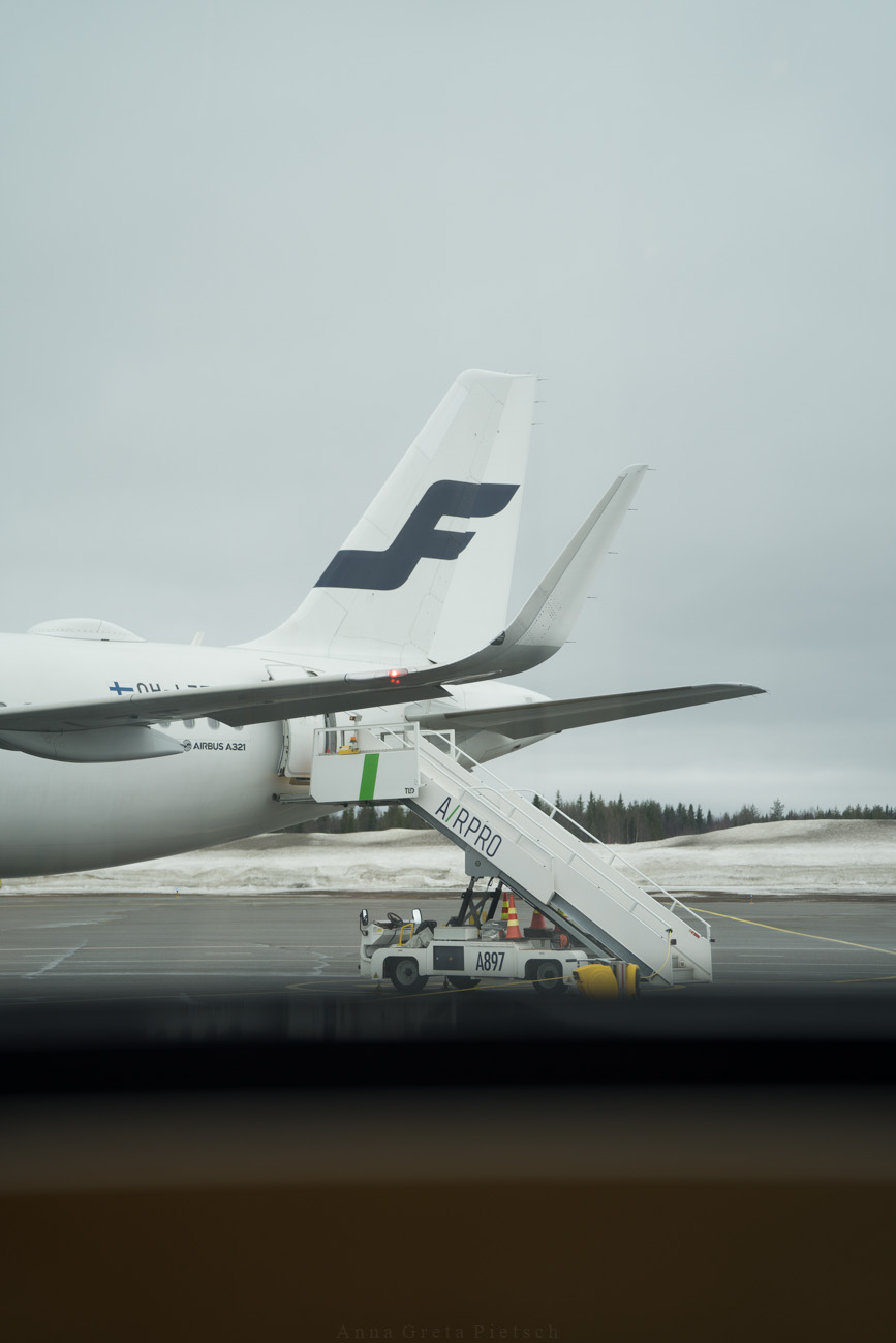 Flugzeige von Finnair auf dem Rollfeld in Kittilä, Lappland.