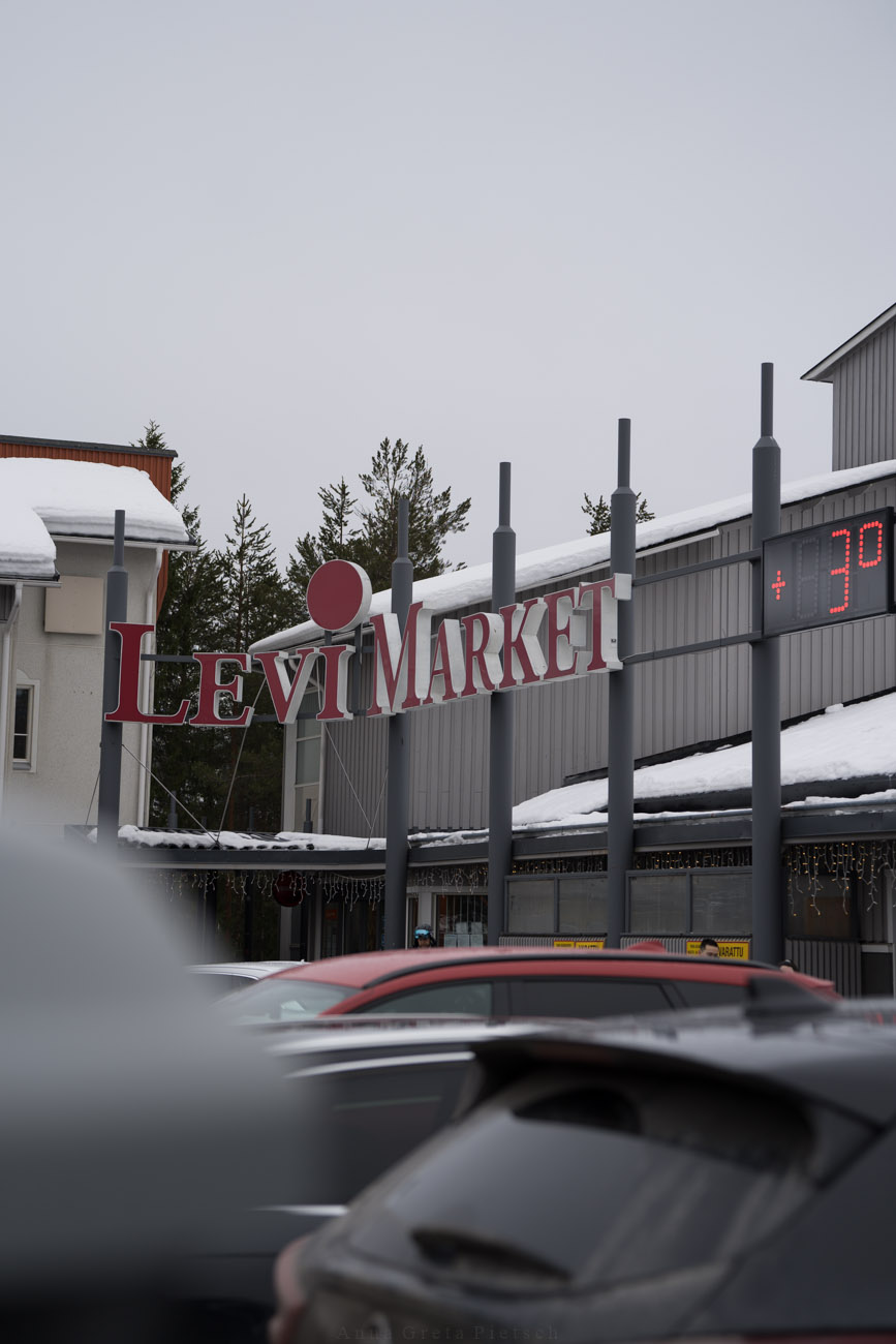 Die Außenansicht eines finnischen Supermarktes (Levi Market) in Lappland.