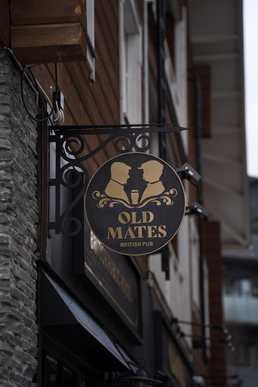 Die Außenansicht des Pubs "Old Mates" in Levi, Finnland.