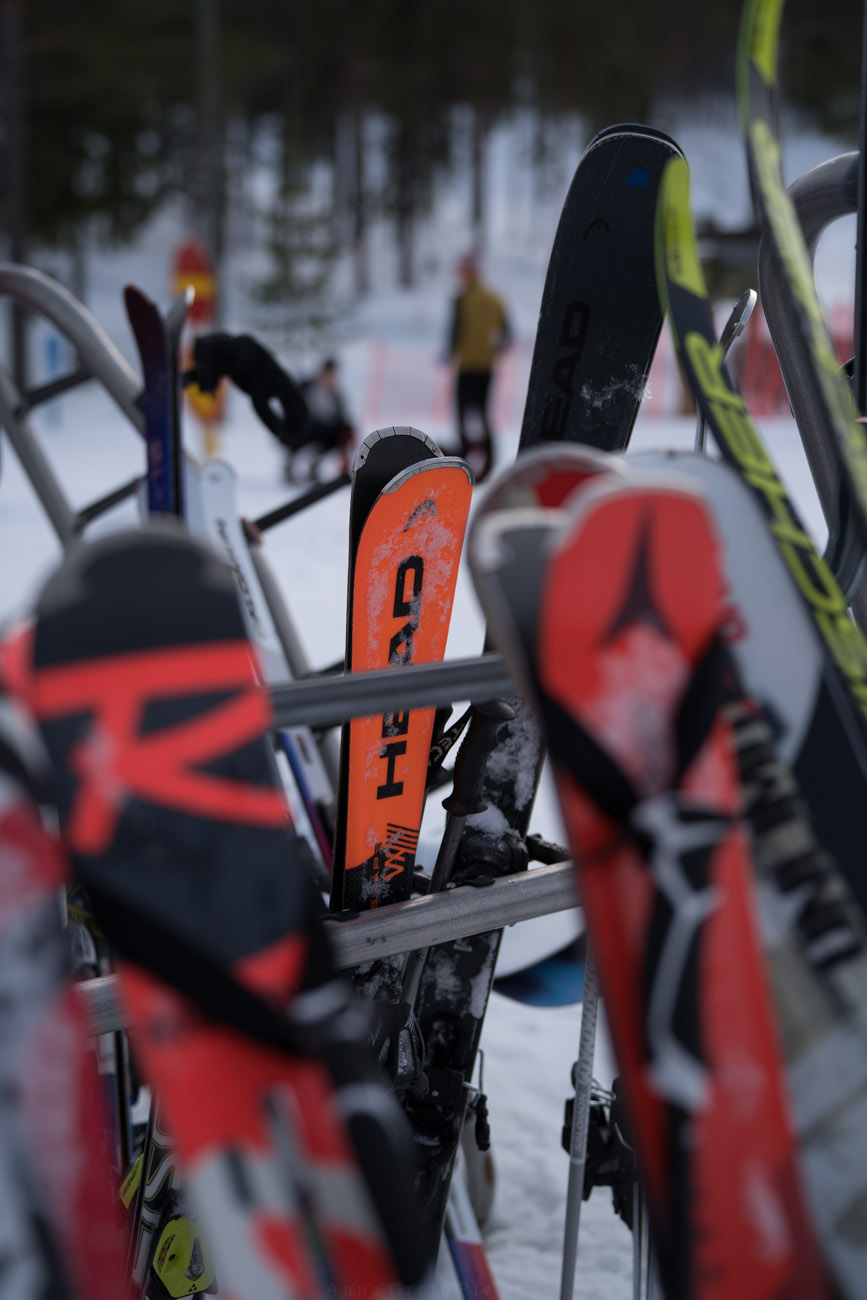 Eine Station mit Skiern in einem Wintersportgebiet, Levi, Lappland.