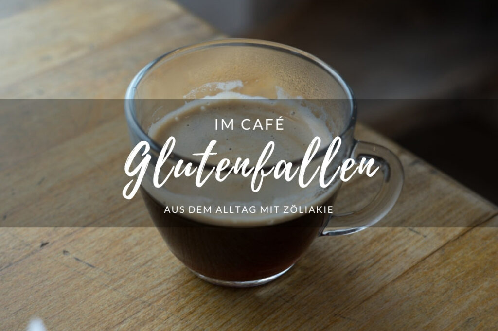 5 Glutenfallen beim Cafébesuch Eine Holztischplatte mit einer Espressotasse.