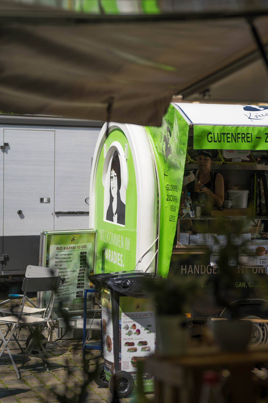 Ein grüner Foodtruck auf einem Wochenmarkt