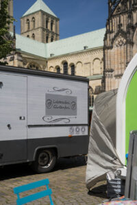 Ein Marktwagen auf dem Marktplatz in Münster mit der Aufschrift "Laktosefrei, glutenfrei".