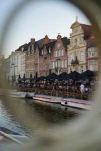Der Blick auf eine Gracht in Gent, Belgien. Im Hintergrund sieht man alte Gildenhäuser.