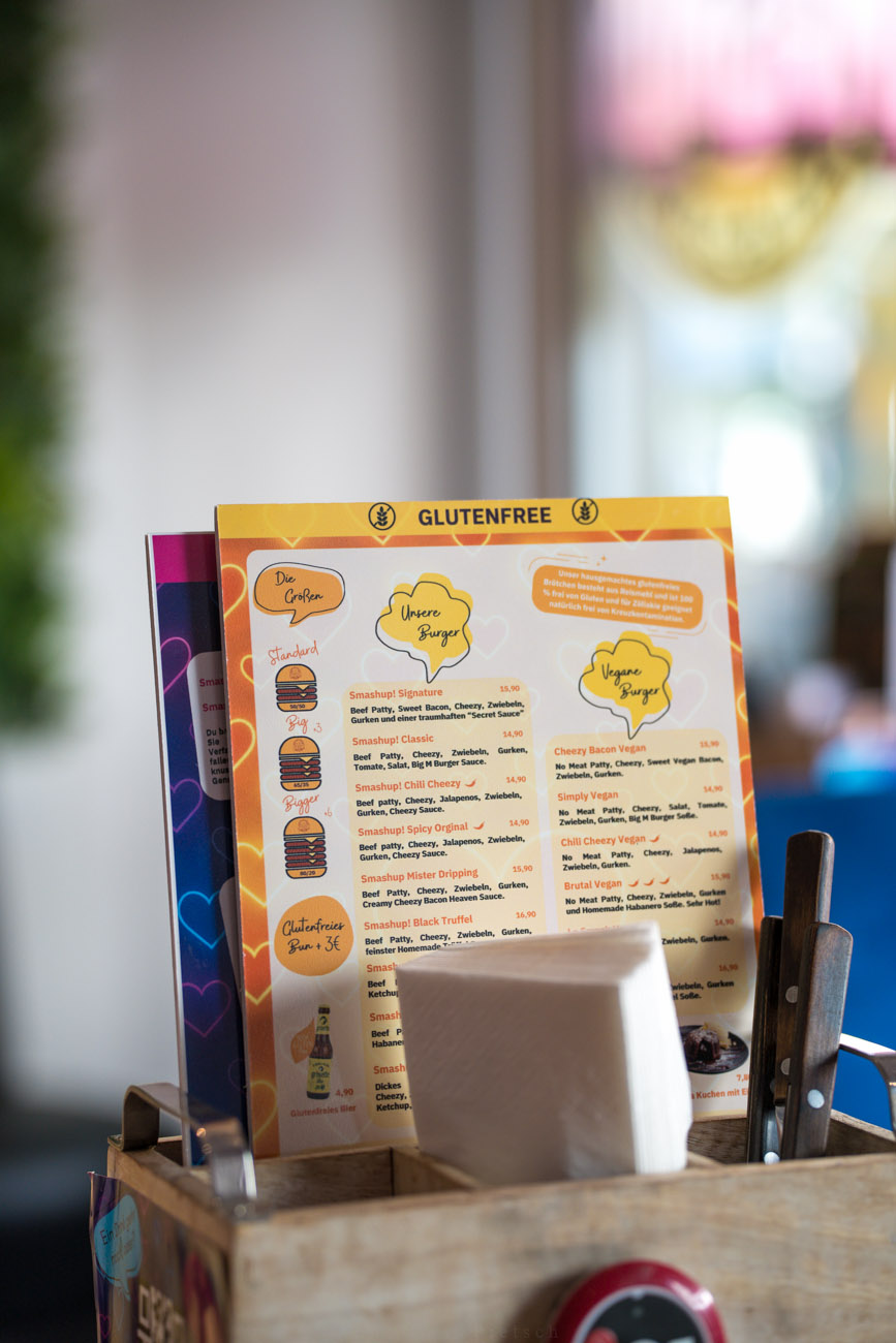 Eine glutenfreie Speisekarte in einem Burgerladen.