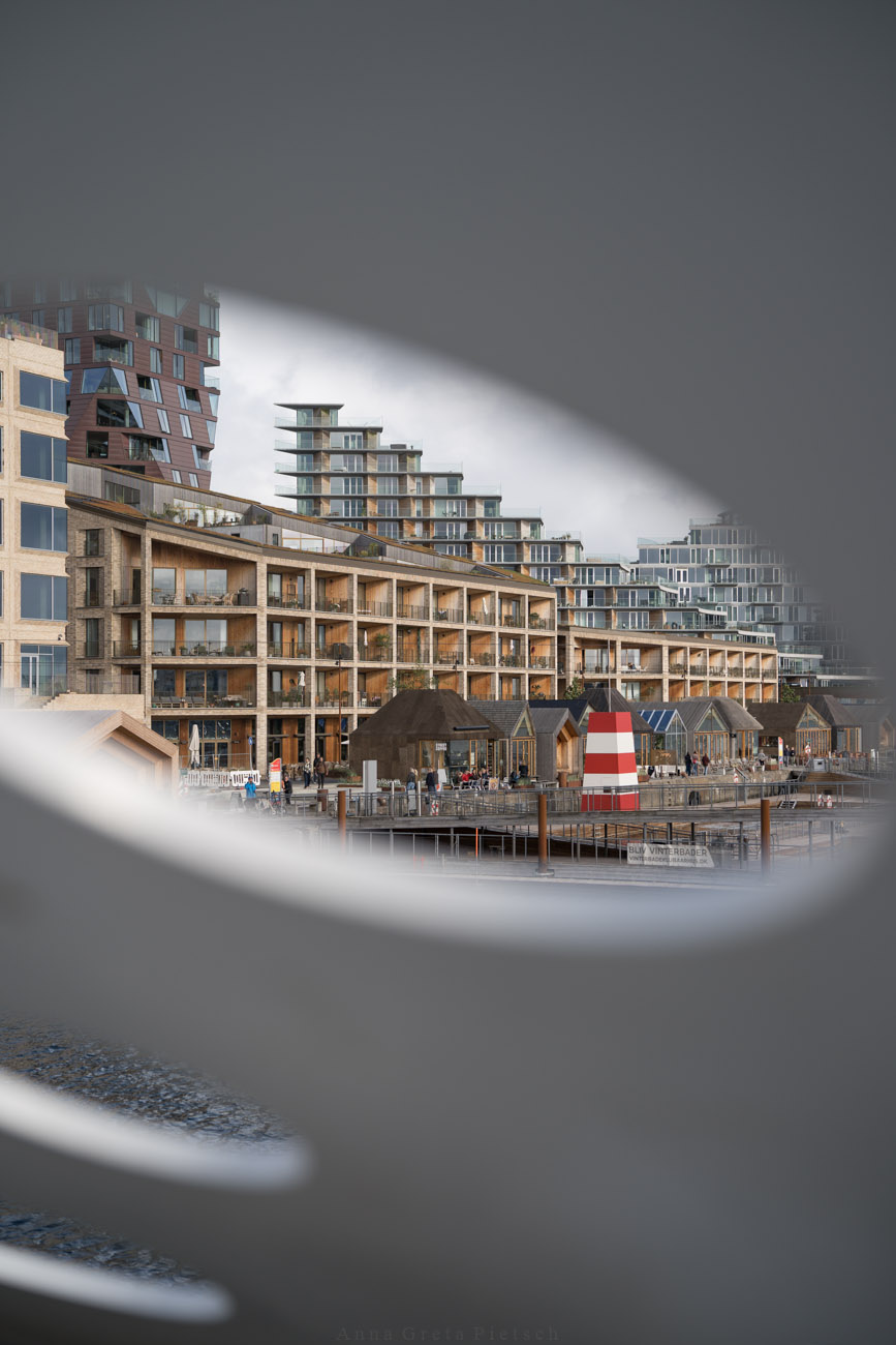 Blick auf das neue Hafengebiet Aarhus Ø. Fotografiert vom Aussichtsturm Manderup mit den Löchern.