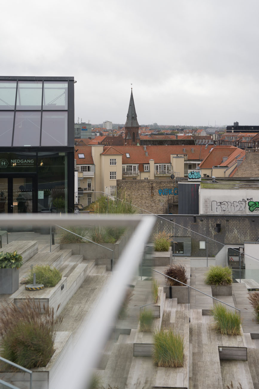 Der Blick über und von der Tachterrasse/ dem Dachgarten des Salling Kaufhauses in Aarhus, Dänemark.