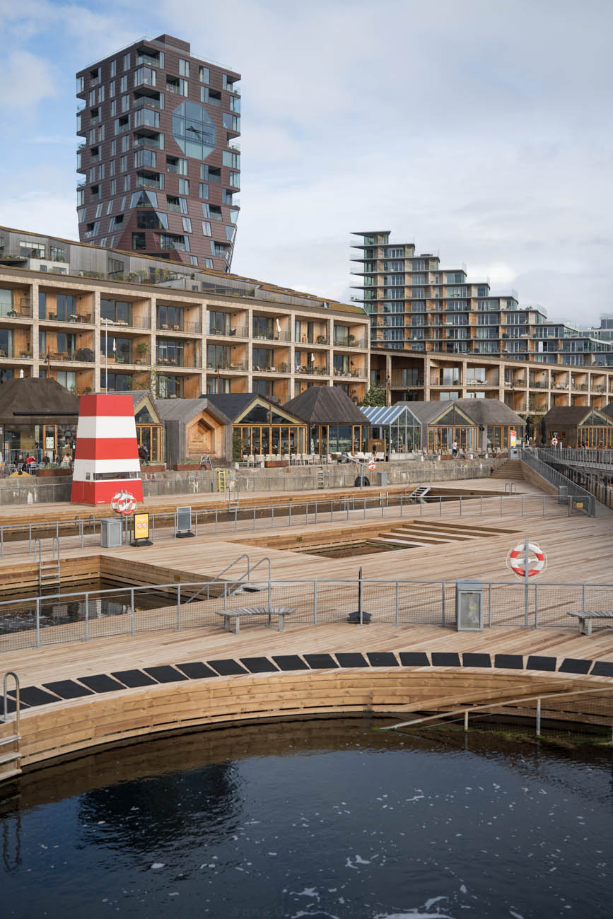 Ein Freibad in einem modernen Hafen, Aarhus Ø. Im Hintergrund sieht man modere Häuser.