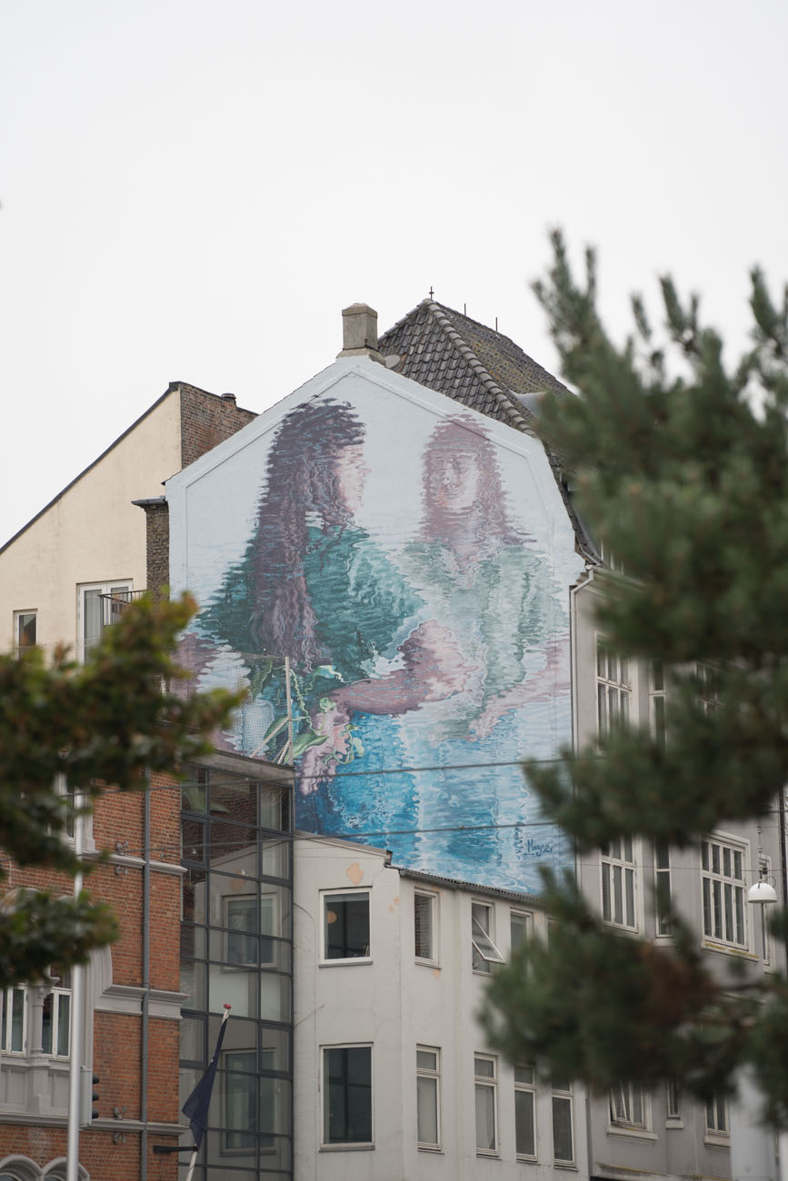 Mural auf einer Hausfassade in Aarhus, Dänemark.