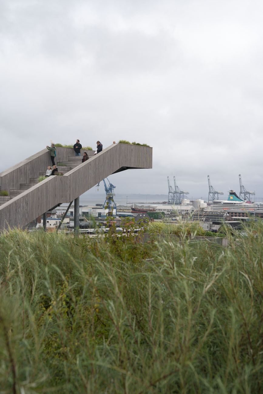 Eine Aussichtsterrasse auf dem Salling Rooftop in Aarhus, Dänemark.